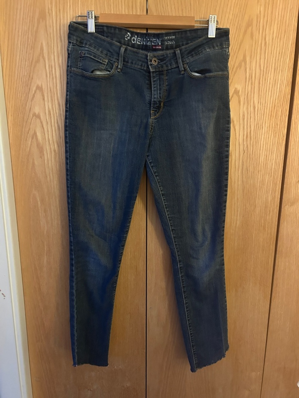 Denizen from Levi's Women’s Dark Blue Slim Jeans modern skinny with rough hem